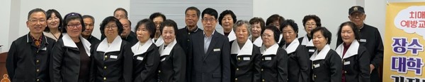 진천군은 5일 지역사회 내 어르신들에게 다양한 치매 예방 프로그램을 제공하는 ‘장수대학’ 입학식을 보건소 치매안심센터에서 개최했다.